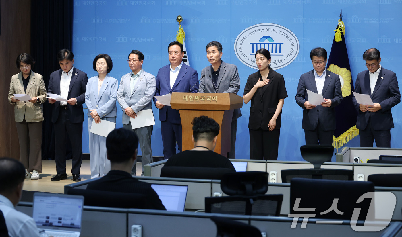 (서울=뉴스1) 이광호 기자 = 국회 농림축산식품해양수산위원회 소속 더불어민주당 의원들이 31일 오후 서울 여의도 국회 소통관에서 한미 통상협상 관련 기자회견을 하고 있다.  20 …