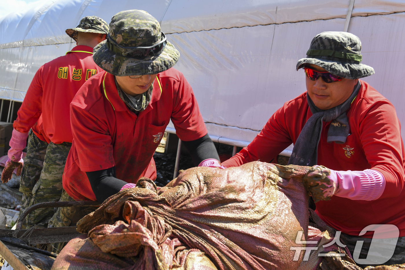 (포항=뉴스1) 최창호 기자 = 해병대 1사단이 집중 호우 피해 지역인 경남 산청군 단선면에서 복구작전을 실시하고 있다.해병대 신속기동부대 소속 장병 500여명을 투입 지난 24일 …