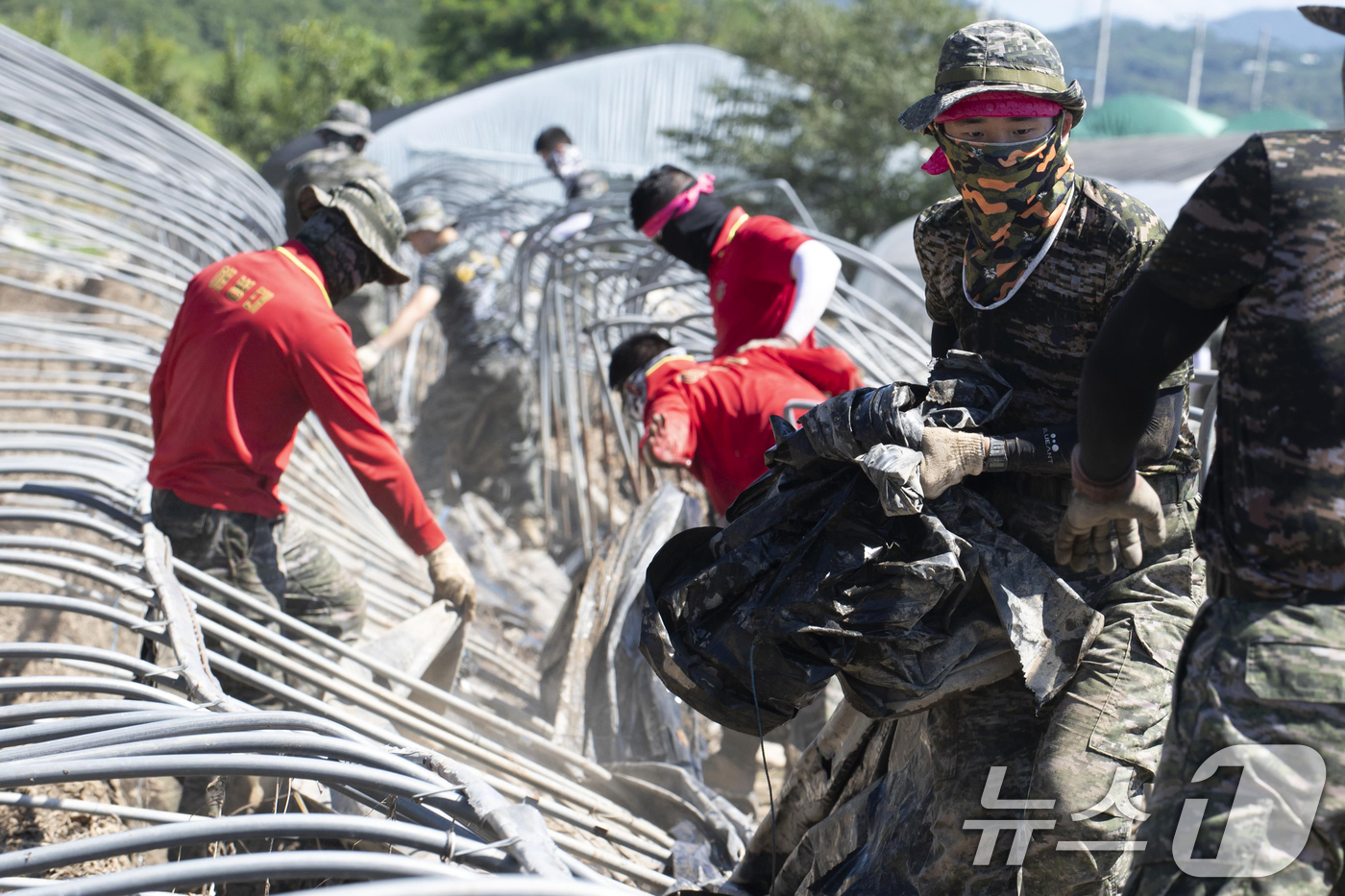 (포항=뉴스1) 최창호 기자 = 해병대 1사단이 집중 호우 피해 지역인 경남 산청군 단선면에서 복구작전을 실시하고 있다.해병대 신속기동부대 소속 장병 500여명을 투입 지난 24일 …