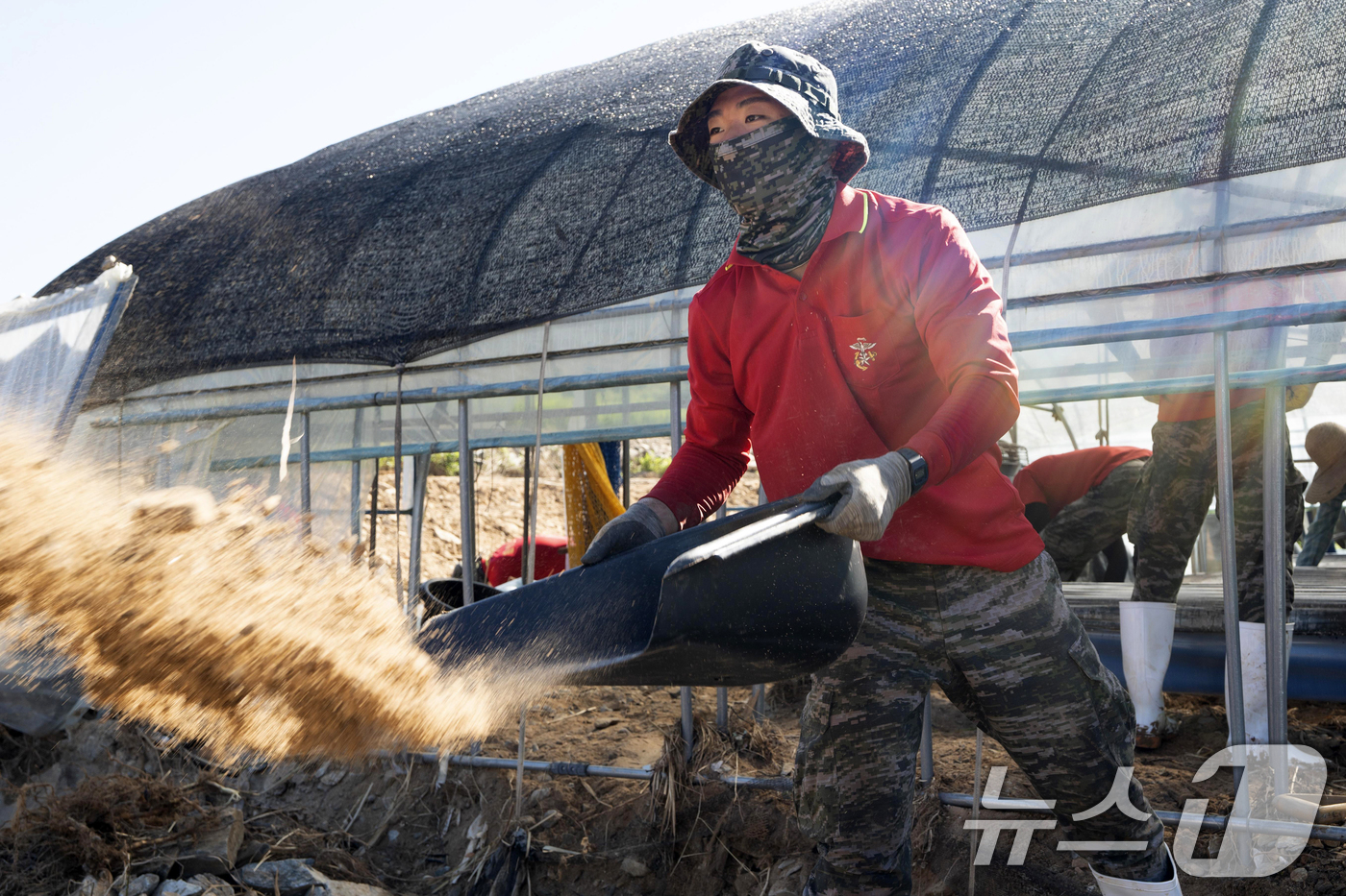 (포항=뉴스1) 최창호 기자 = 해병대 1사단이 집중 호우 피해 지역인 경남 산청군 단선면에서 복구작전을 실시하고 있다.해병대 신속기동부대 소속 장병 500여명을 투입 지난 24일 …