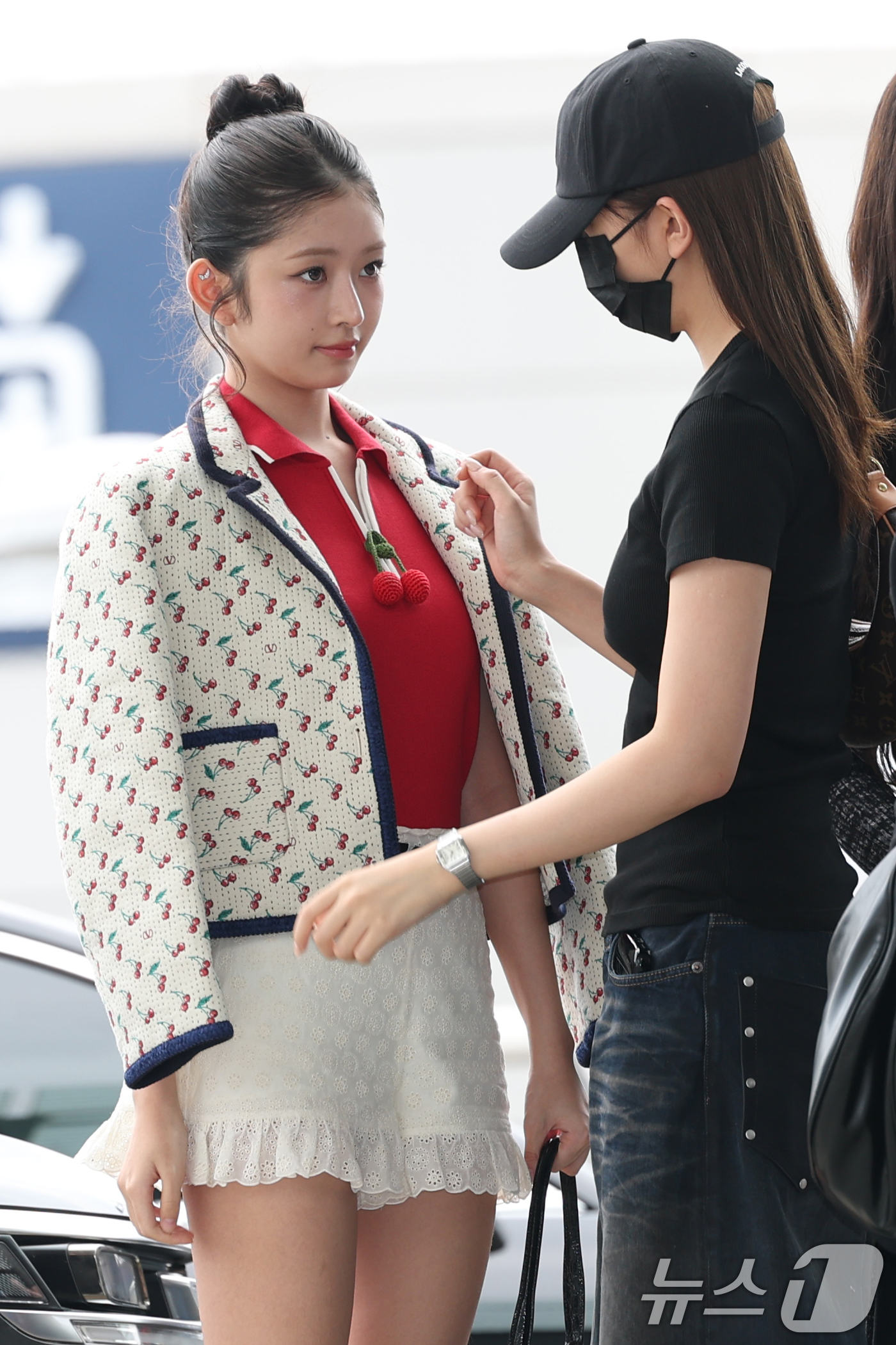 (인천공항=뉴스1) 권현진 기자 = 아이브 안유진(오른쪽)이 31일 오후 해외 일정을 위해 인천국제공항을 통해 미국 LA로 출국하기 전 레이의 의상을 점검해 주고 있다. 2025. …