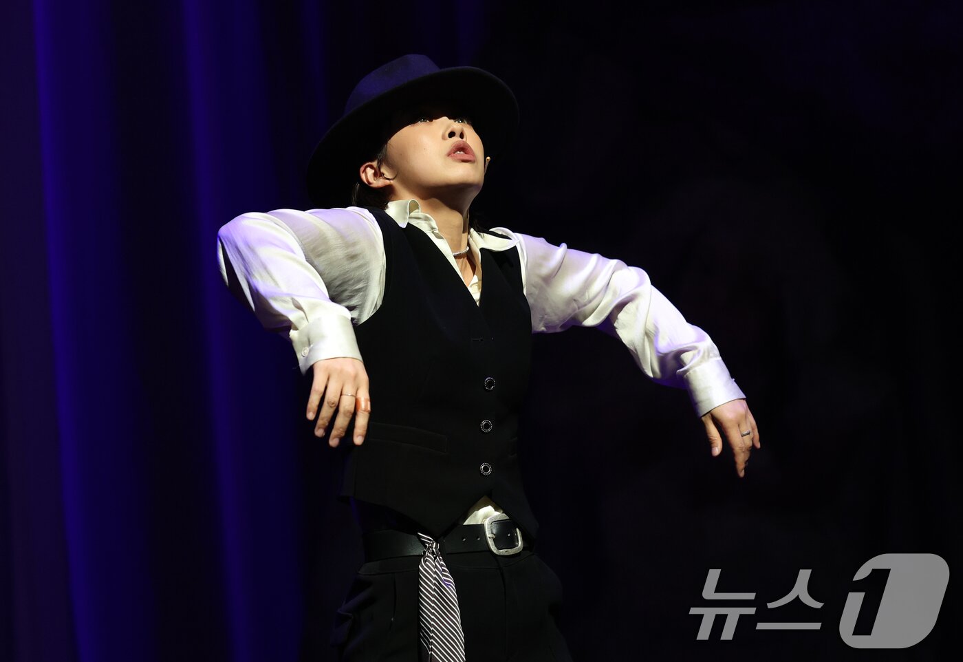 본문 이미지 - 배우 아이키가 뮤지컬 '프리다' 프레스콜에서 열연을 펼치는 모습./뉴스1 ⓒ News1 권현진 기자