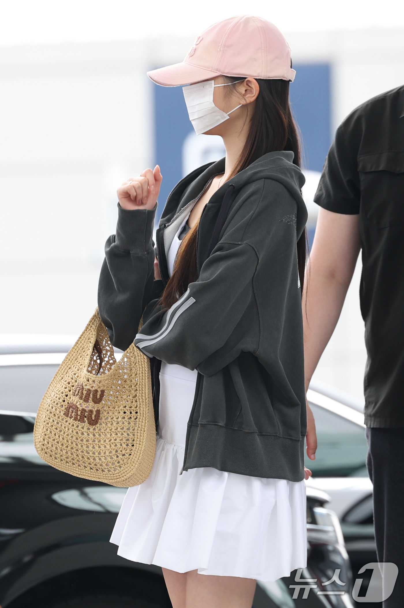 (인천공항=뉴스1) 권현진 기자 = 아이브 장원영이 31일 오후 해외 일정을 위해 인천국제공항을 통해 미국 LA로 출국하고 있다. 2025.7.31/뉴스1