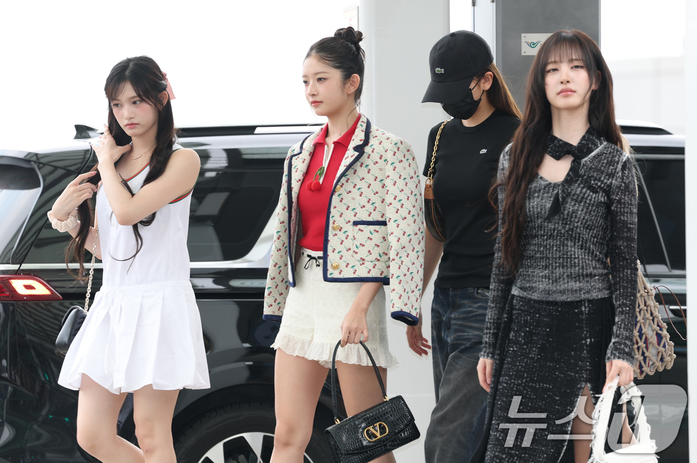 (인천공항=뉴스1) 권현진 기자 = 아이브 이서(왼쪽부터)와 레이, 안유진, 리즈가 31일 오후 해외 일정을 위해 인천국제공항을 통해 미국 LA로 출국하고 있다. 2025.7.31 …