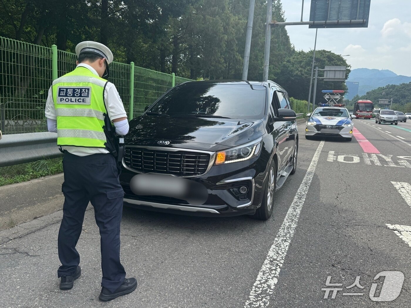 본문 이미지 - 31일 오전 버스전용차로 미준수로 적발된 차량이 갓길 안전지대에 정차해 있는 모습.2025.07.31/뉴스1 ⓒ 뉴스1 권준언 기자