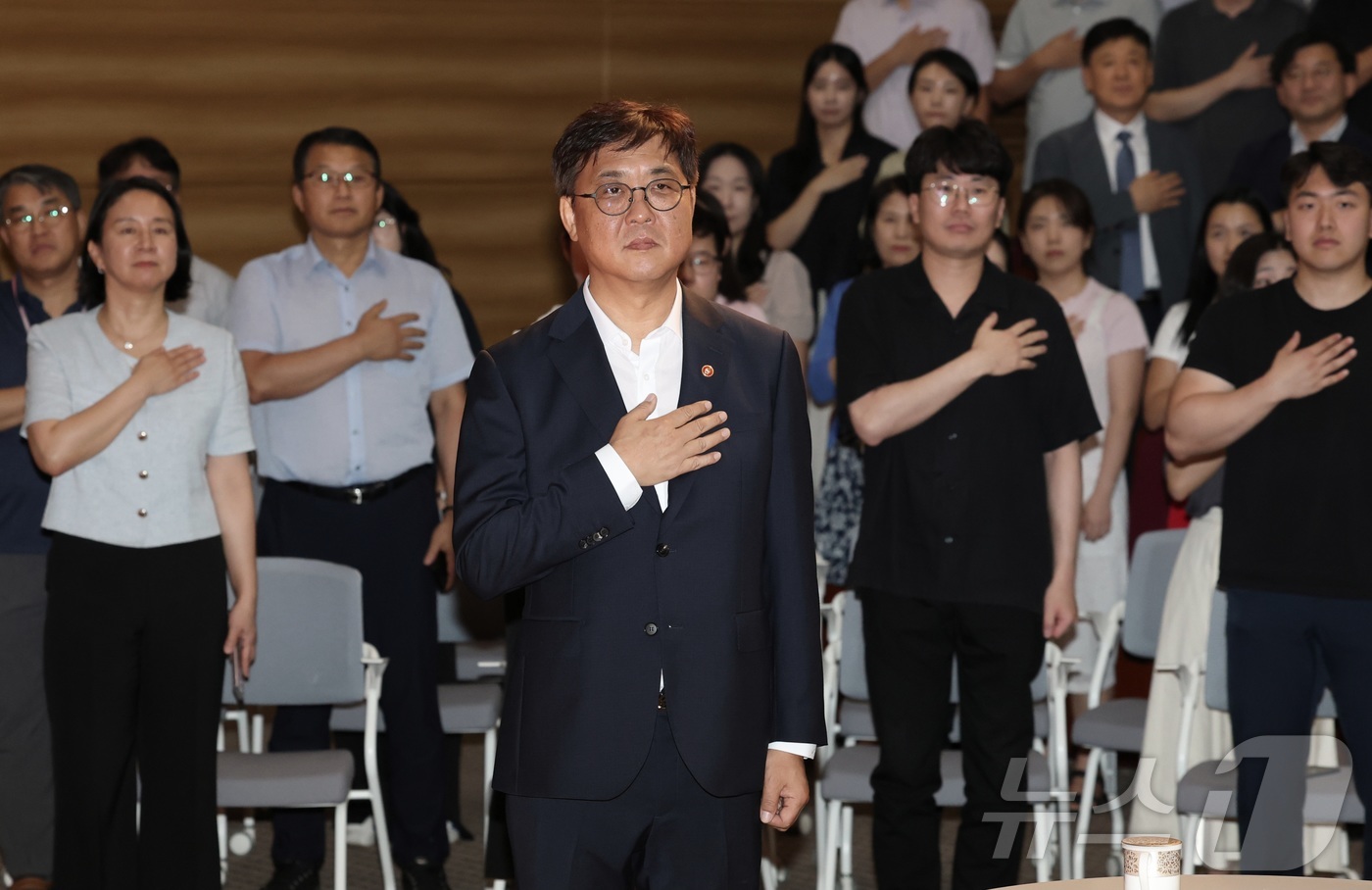 (세종=뉴스1) 김기남 기자 = 최휘영 신임 문화체육관광부 장관이 31일 오후 세종시 정부세종청사에서 열린 취임식에 참석하여 국민의례를 하고 있다.  2025.7.31/뉴스1