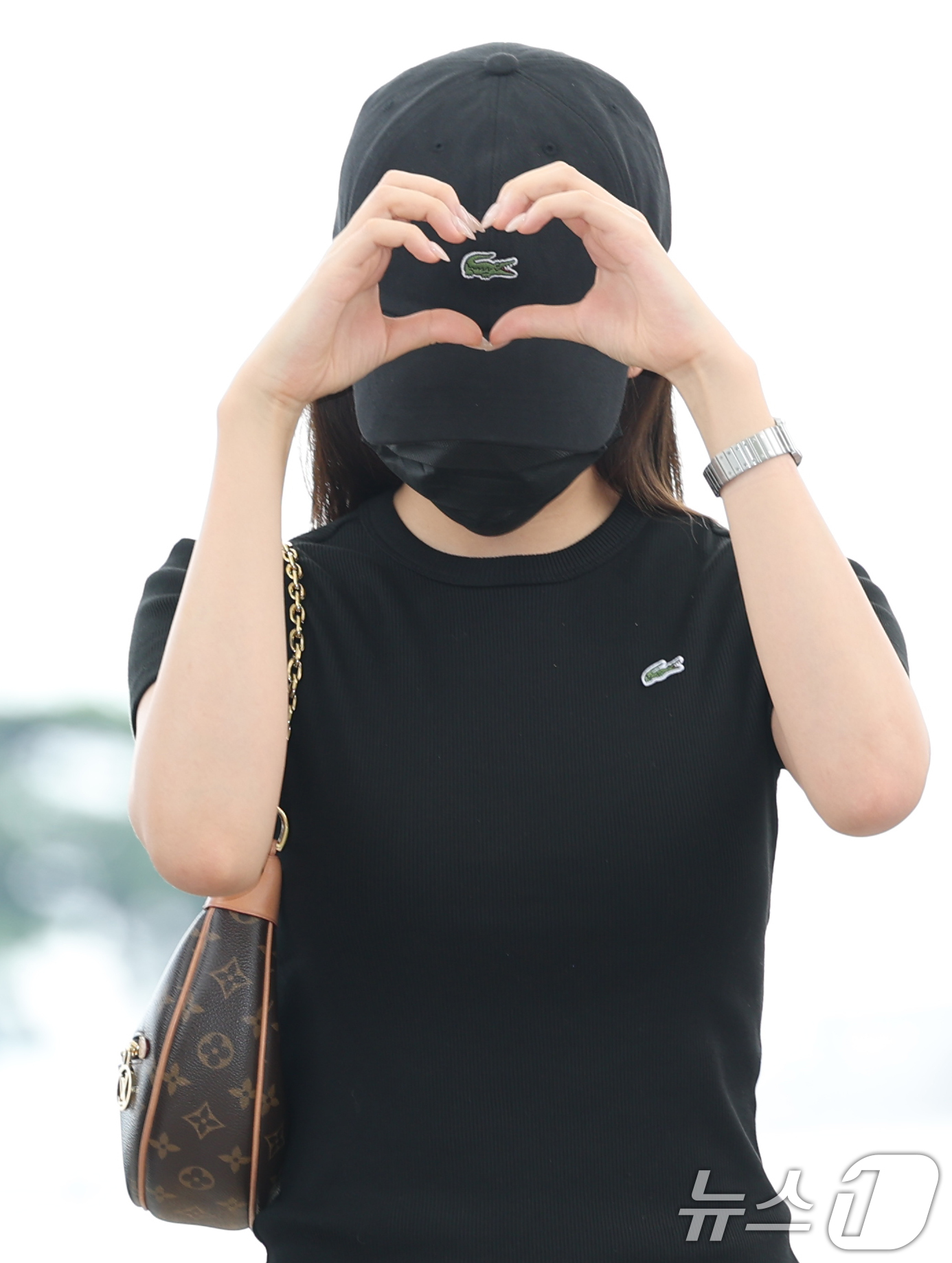 (인천공항=뉴스1) 권현진 기자 = 아이브 안유진이 31일 오후 해외 일정을 위해 인천국제공항을 통해 미국 LA로 출국하기 전 하트로 인사를 전하고 있다. 2025.7.31/뉴스1 …