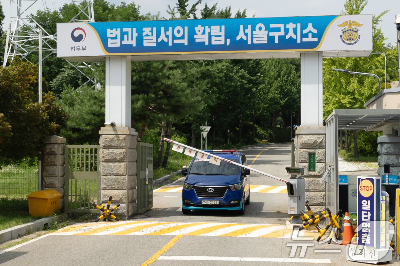 본문 이미지 - 윤석열 전 대통령에 대한 체포영장이 발부된 7월 31일 오후 경기 의왕시 서울구치소에서 호송차량이 나오고 있다. 김건희 여사의 각종 의혹을 수사하는 김건희 특검팀(특별검사 민중기)은 소환조사에 계속 불응한 윤 전 대통령에 대해 체포영장을 발부 받아 오는 1일 특검보, 검사와 수사관을 대동하고 영장을 집행하기 위해 구치소를 방문할 예정이다. 2025.7.31/뉴스1 ⓒ News1 이승배 기자