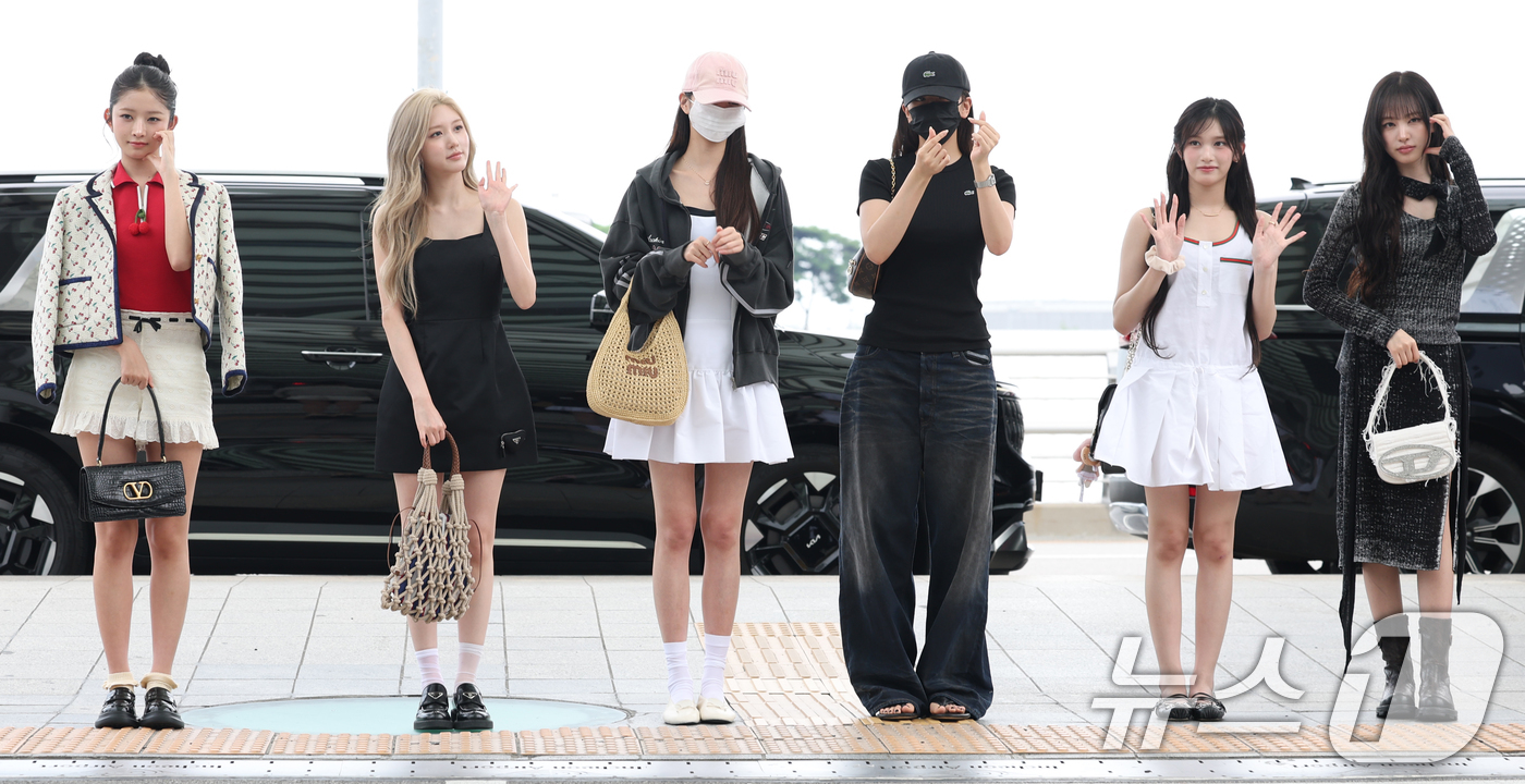 (인천공항=뉴스1) 권현진 기자 = 아이브 레이(왼쪽부터)와 가을, 장원영, 안유진, 이서, 리즈가 31일 오후 해외 일정을 위해 인천국제공항을 통해 미국 LA로 출국하기 전 인사 …