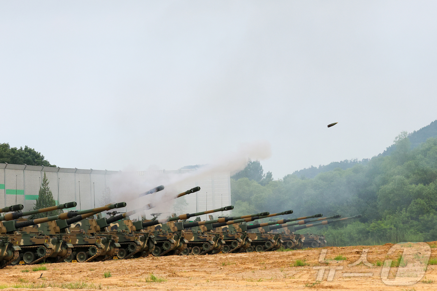 (포천=뉴스1) 양희문 기자 = 육군 제11기동사단 용포여단이 31일 경기 포천시 다락대훈련장에서 포탄 사격 훈련을 실시한 가운데 K9A1 자주포가 목표 지점을 향해 사격하고 있다 …
