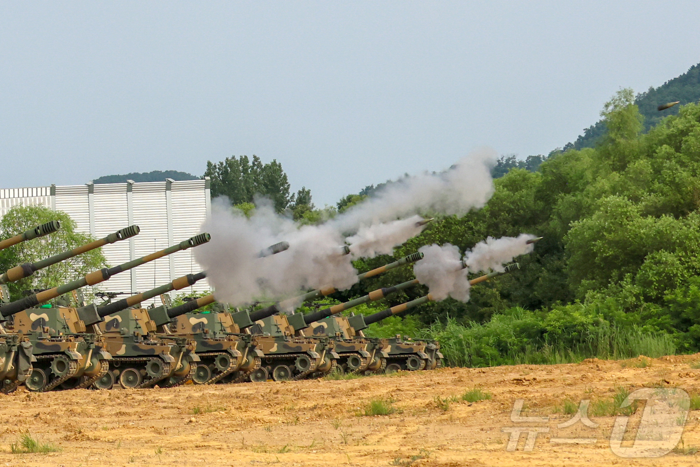(포천=뉴스1) 양희문 기자 = 육군 제11기동사단 용포여단이 31일 경기 포천시 다락대훈련장에서 포탄 사격 훈련을 실시한 가운데 K9A1 자주포가 목표 지점을 향해 사격하고 있다 …