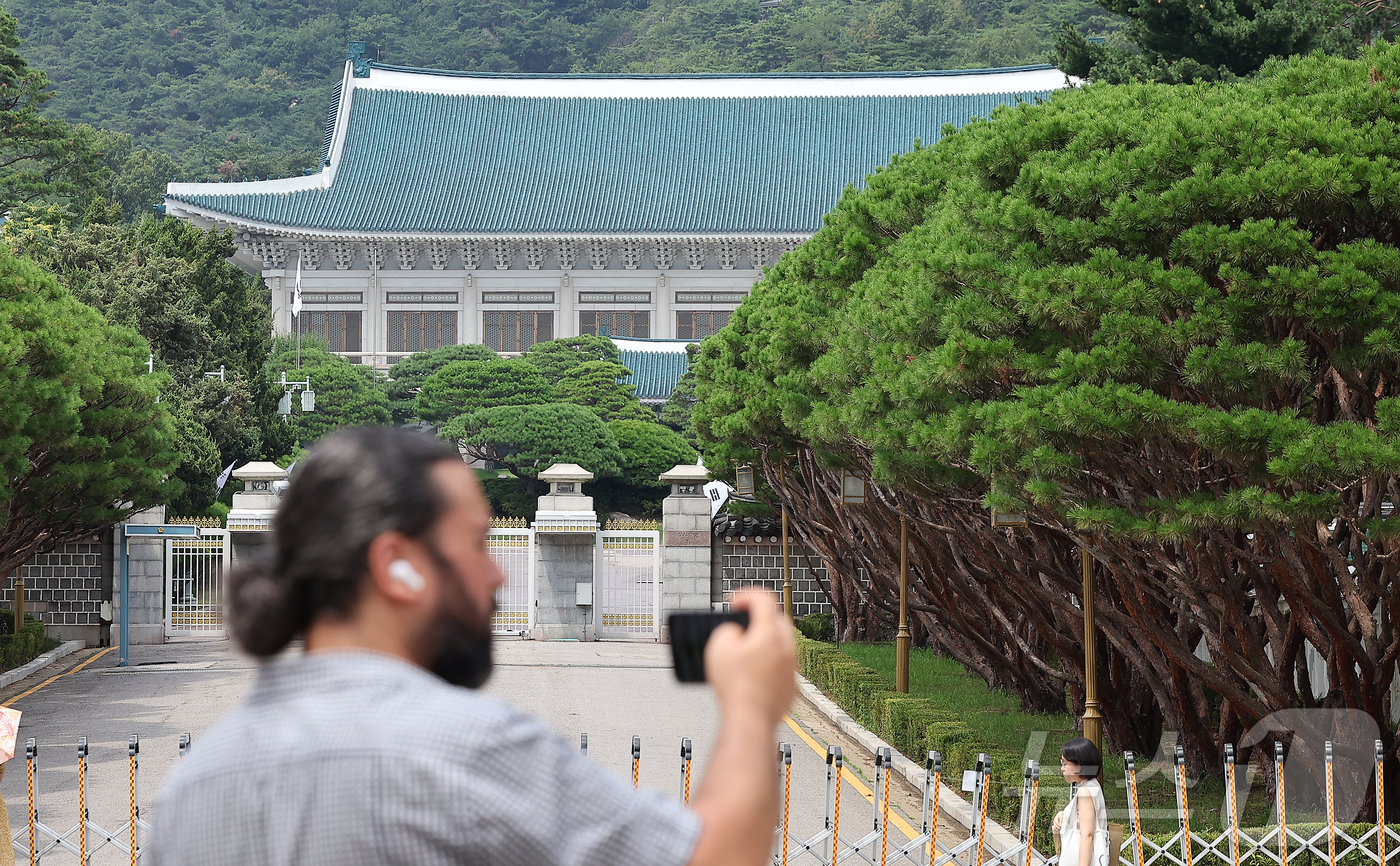 (서울=뉴스1) 김진환 기자 = 청와대 관람 일시 종료를 하루 앞둔 31일 오후 서울 종로구 청와대 정문 앞에서 한 관광객이 스마트폰으로 촬영하고 있다.이재명 대통령이 청와대를 집 …