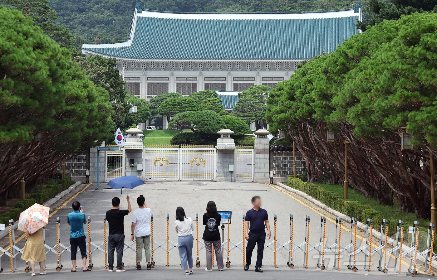 본문 이미지 - 청와대 관람 일시 종료를 하루 앞둔 31일 오후 서울 종로구 청와대 정문 앞에서 관광객들이 스마트폰으로 촬영하고 있다.  2025.7.31/뉴스1 ⓒ News1 김진환 기자