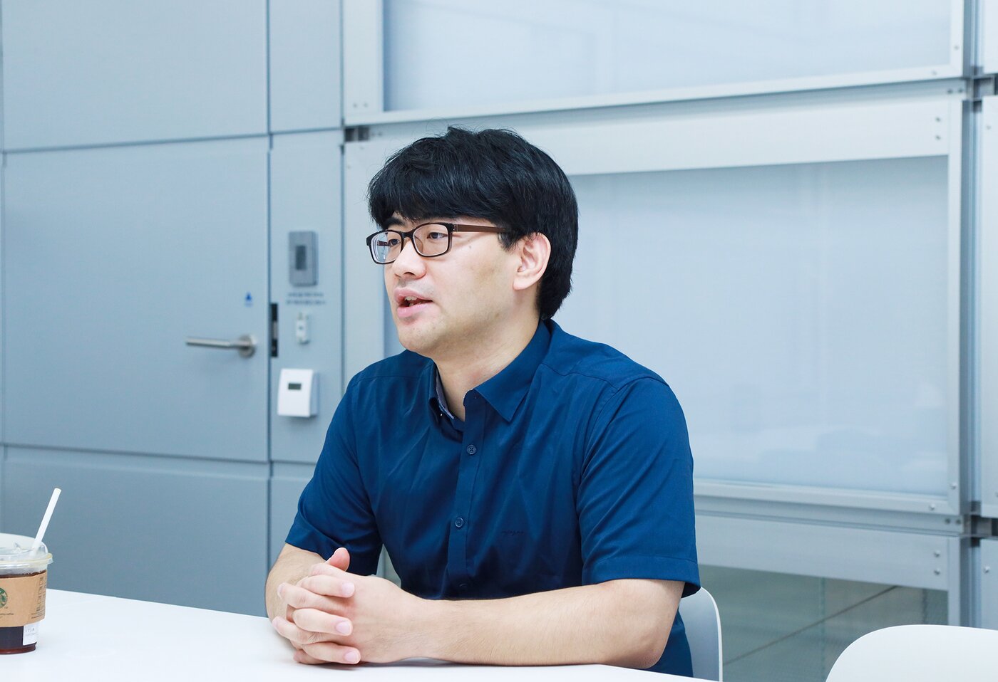 본문 이미지 - 네이버클라우드의 자체 생성형 AI 추론모델 '하이퍼클로바X 씽크' 개발을 담당한 곽동현 네이버클라우드 제너레이티브 챗봇(Generative Chatbot)팀 리더가 경기 성남시 네이버 제2 사옥 1784에서 <뉴스1>과 인터뷰를 하는 모습. (네이버 제공)