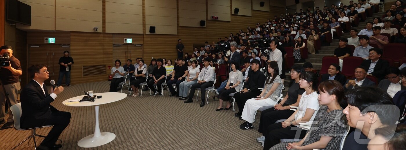 본문 이미지 - 최휘영 신임 문화체육관광부 장관이 31일 오후 세종시 정부세종청사에서 열린 취임식 후 마련된 직원들과의 대화에서 질문에 답하고 있다. 2025.7.31/뉴스1 ⓒ News1 김기남 기자