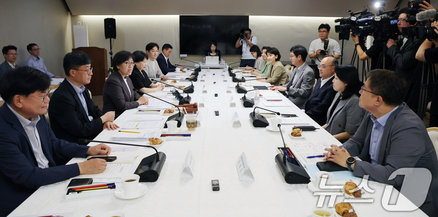 (서울=뉴스1) 임세영 기자 = 정은경 보건복지부 장관이 31일 서울 종로구 정부서울청사에서 열린 제77차 중앙생활보장위원회 회의에서 발언을 하고 있다. 2025.7.31/뉴스1