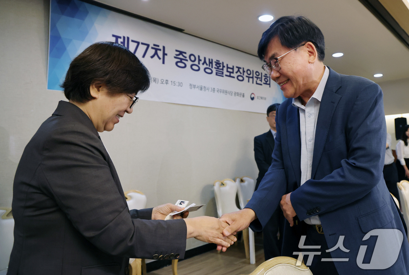 (서울=뉴스1) 임세영 기자 = 정은경 보건복지부 장관이 31일 서울 종로구 정부서울청사에서 열린 제77차 중앙생활보장위원회 회의에서 참석자들과 인사를 나누고 있다. 2025.7. …