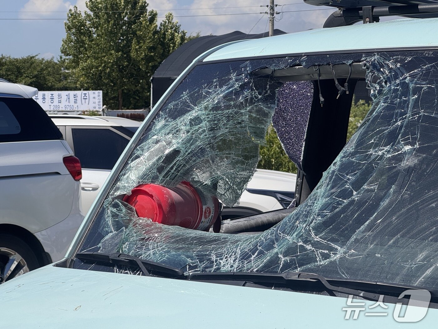 본문 이미지 - 지난 28일 울산 북구의 한 병원 주차장에서 발생한 흉기 난동 이후 도주를 시도했던 피의자 차량. 도주를 막기 위해 시민들이 던진 소화기에 의해 차량 앞 유리가 깨져있다.2025.7.30/뉴스1 ⓒNews1 김세은 기자