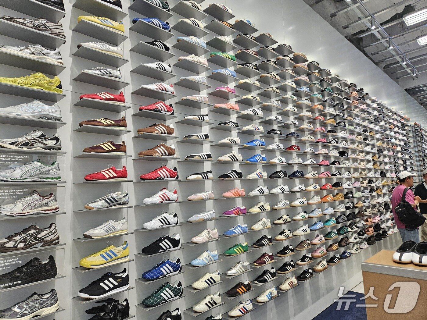 본문 이미지 - 무신사 스토어 강남 내부 모습. 670여 신발 상품이 전시된 '슈즈월' 공간.ⓒ 뉴스1/김진희 기자.