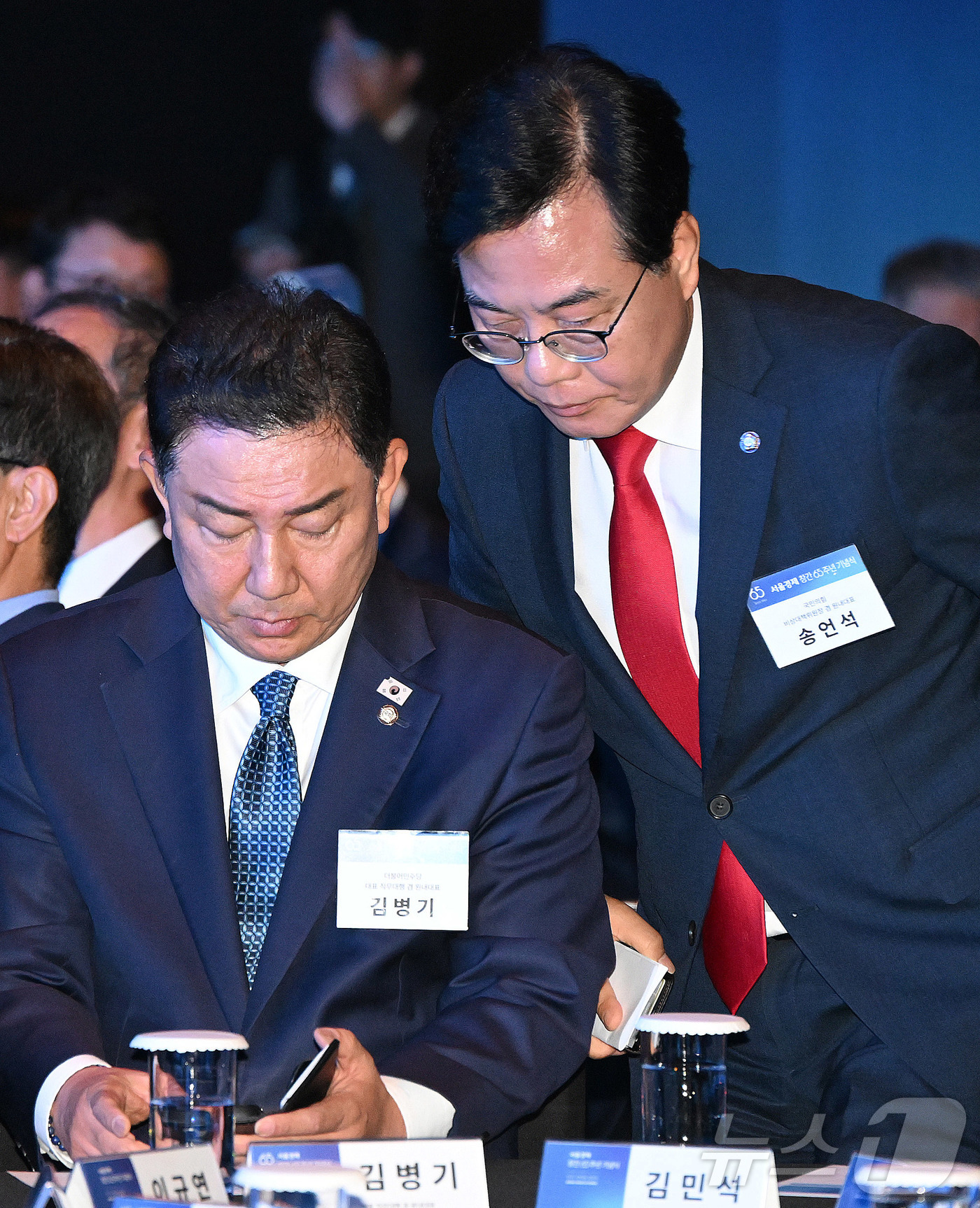 (서울=뉴스1) 국회사진기자단 = 김병기 더불어민주당 대표 직무대행 겸 원내대표와 송언석 국민의힘 비상대책위원장 겸 원내대표가 31일 서울 중구 신라호텔에서 열린 서울경제 창간 6 …