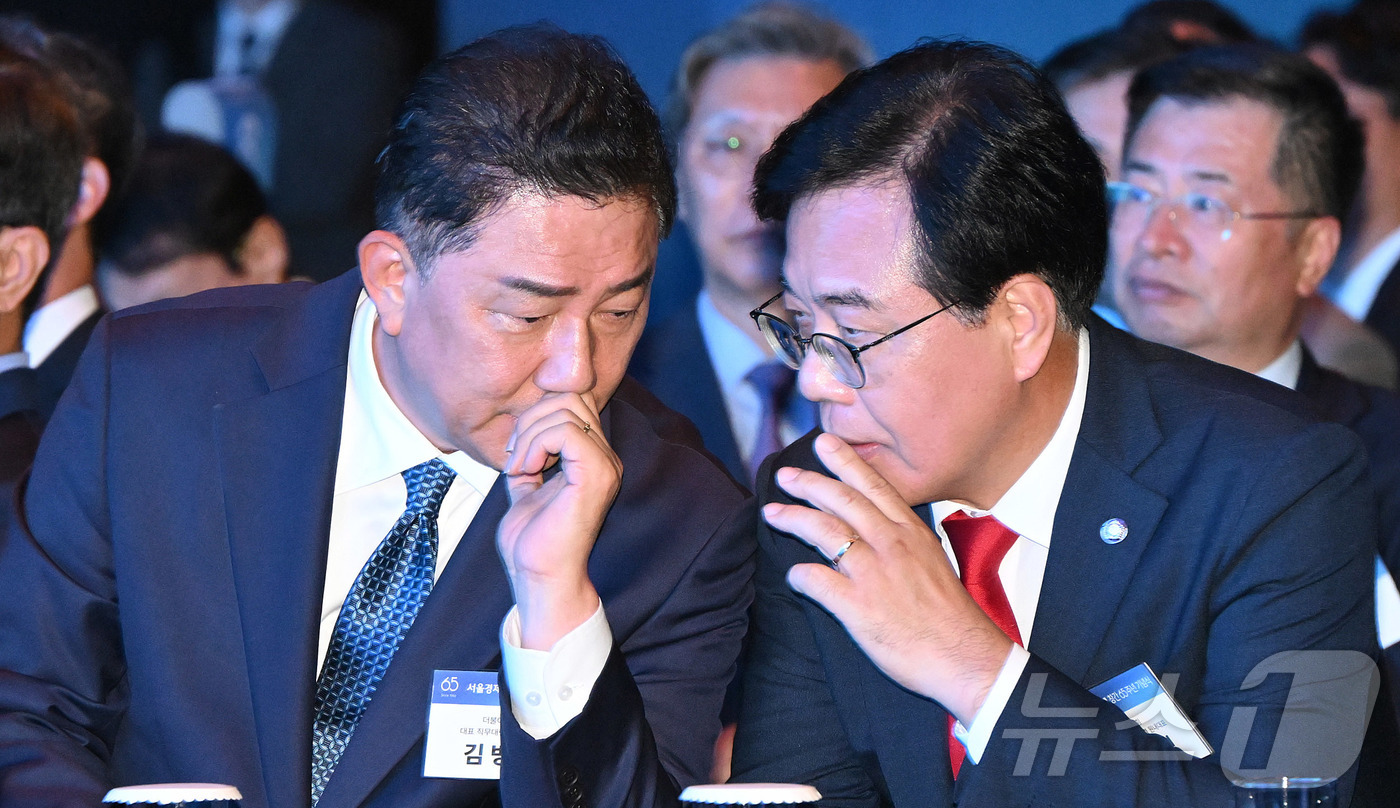 (서울=뉴스1) 국회사진기자단 = 김병기 더불어민주당 대표 직무대행 겸 원내대표(왼쪽)와 송언석 국민의힘 비상대책위원장 겸 원내대표가 31일 서울 중구 신라호텔에서 열린 서울경제 …