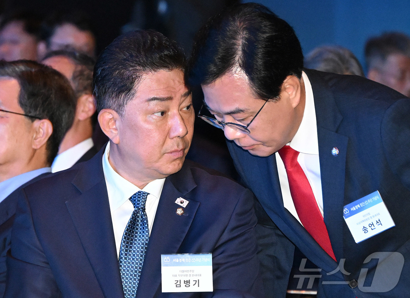 (서울=뉴스1) 국회사진기자단 = 김병기 더불어민주당 대표 직무대행 겸 원내대표와 송언석 국민의힘 비상대책위원장 겸 원내대표가 31일 서울 중구 신라호텔에서 열린 서울경제 창간 6 …