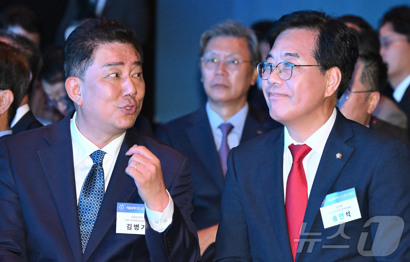 (서울=뉴스1) 국회사진기자단 = 김병기 더불어민주당 대표 직무대행 겸 원내대표(왼쪽)와 송언석 국민의힘 비상대책위원장 겸 원내대표가 31일 서울 중구 신라호텔에서 열린 서울경제 …