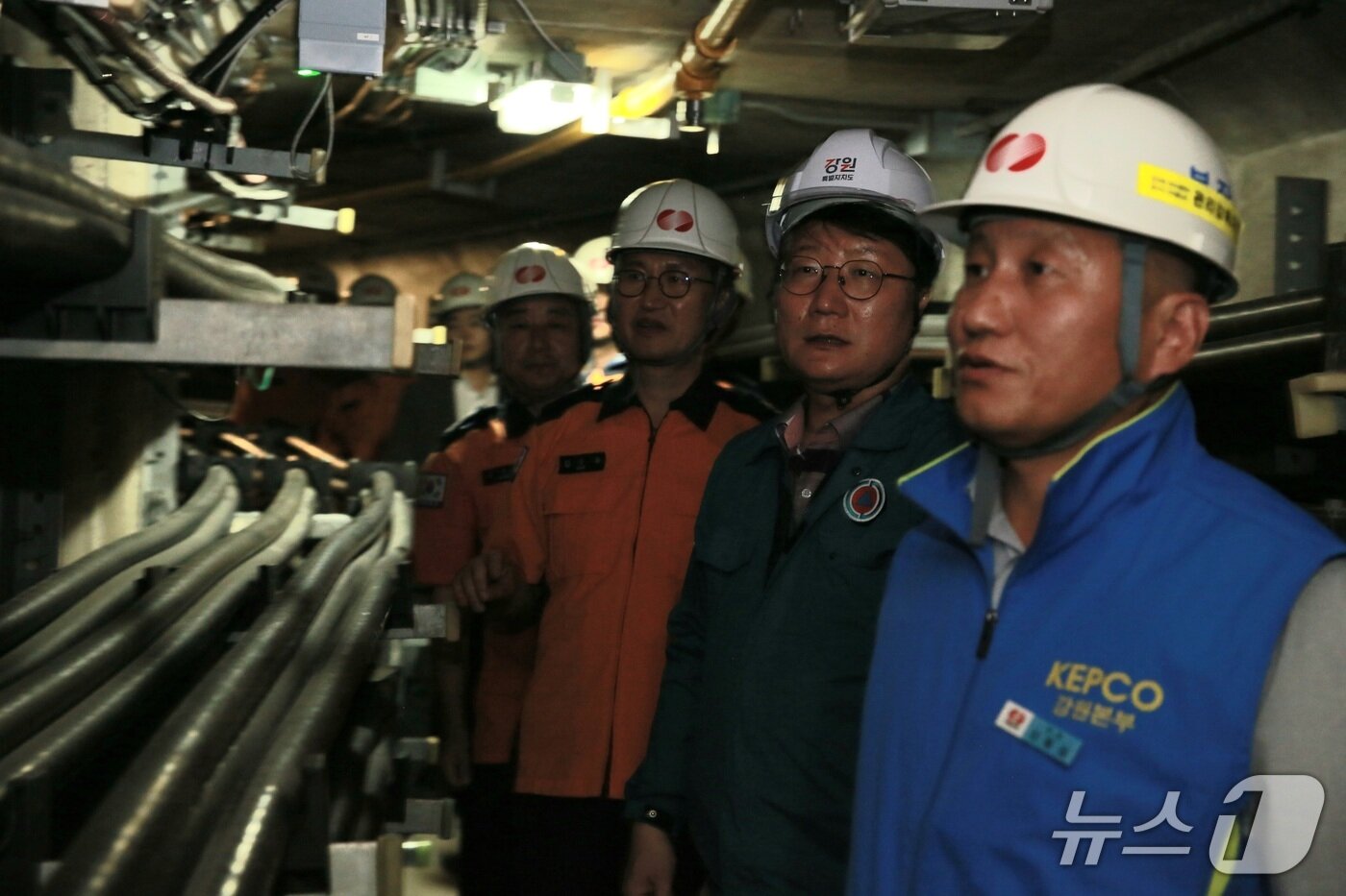 본문 이미지 - 남춘천변전소 배전전력구 안전점검.&#40;한국전력 강원본부 제공. 재판매 및 DB금지&#41;/뉴스1