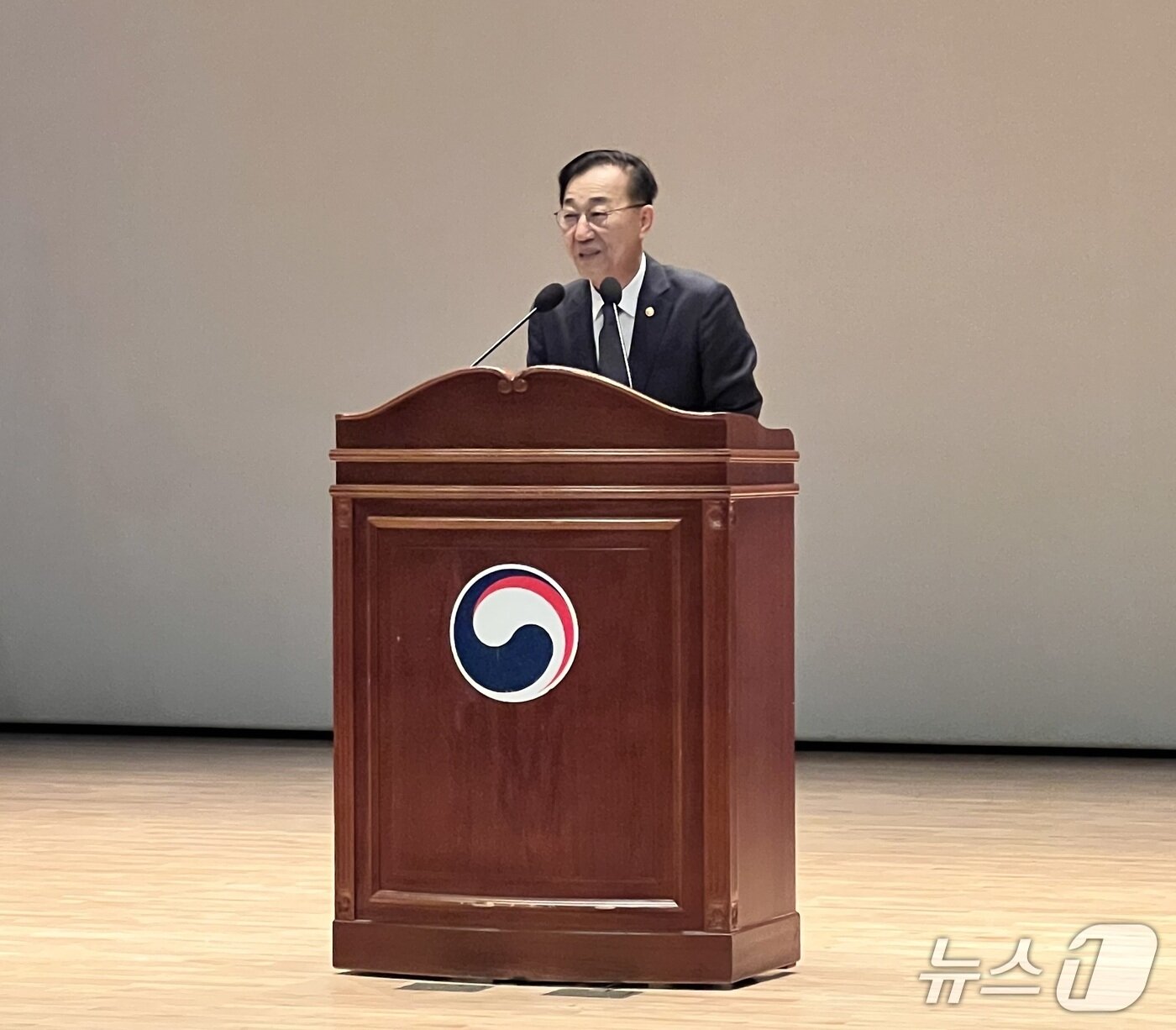 본문 이미지 - 김윤덕 신임 국토교통부 장관이 31일 정부세종청사에서 열린 취임식에서 취임사를 하고 있다. 2025.7.31/뉴스1 ⓒ News1 신현우 기자