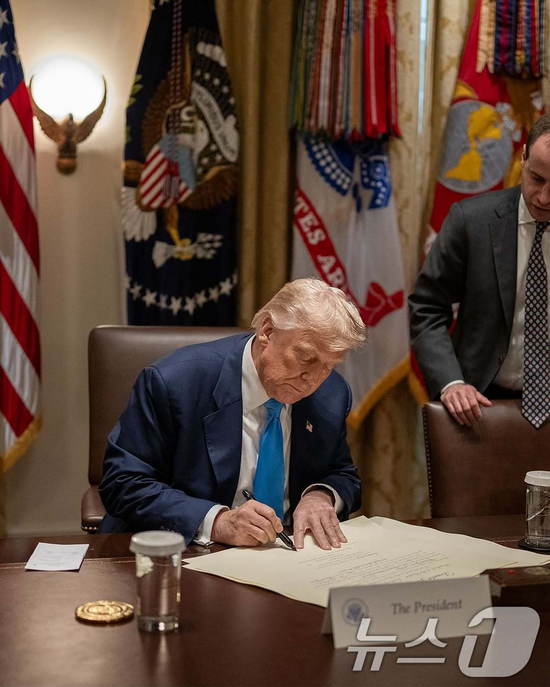 (서울=뉴스1) = 백악관은 30일(현지시간) 인스타그램 계정에 트럼프 대통령이 백악관에서 한미 무역합의 문서에 서명하는 사진을 올렸다.사진 글에는 “미국이 대한민국과 완전하고 완 …