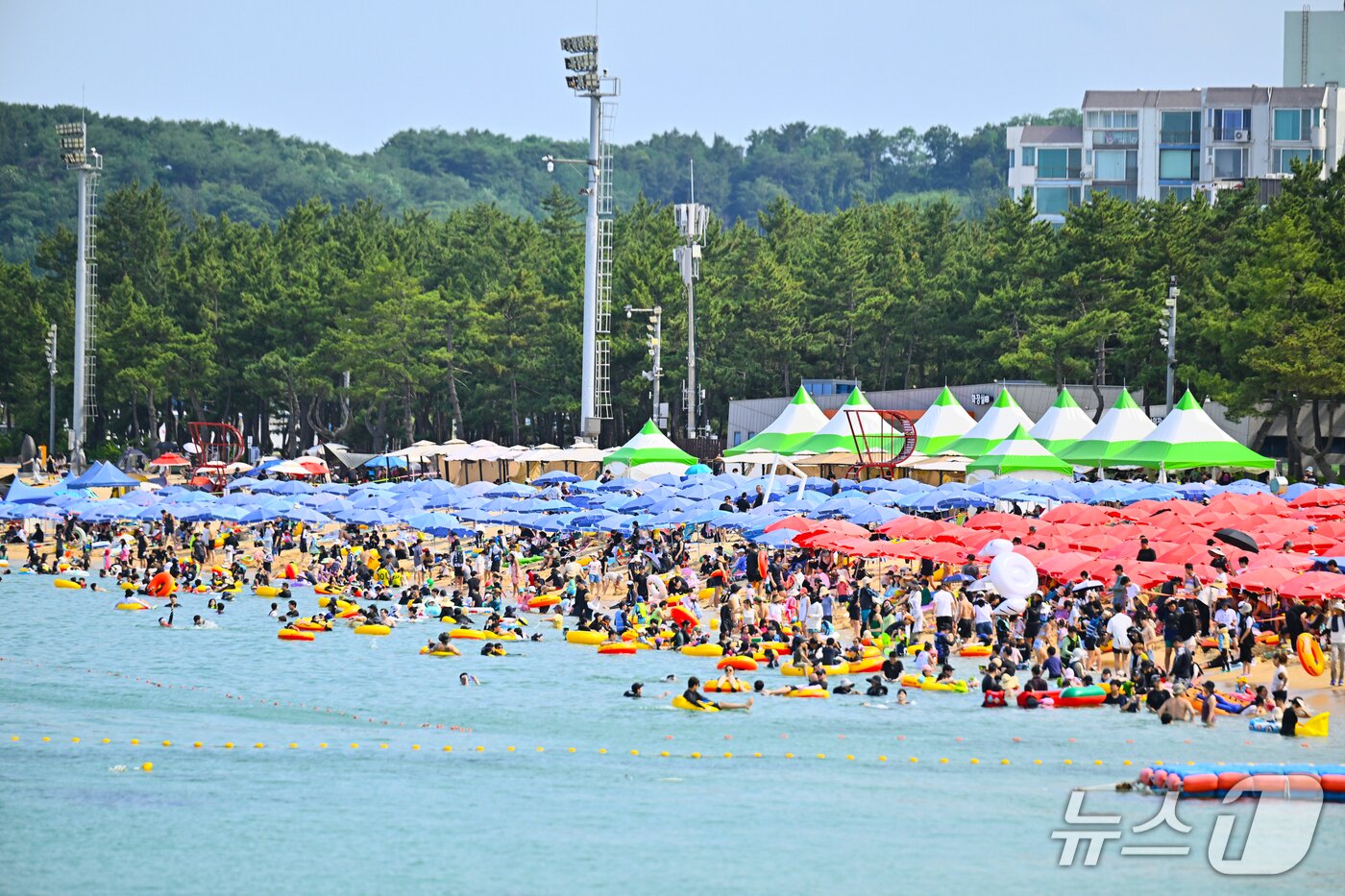 본문 이미지 - 속초해수욕장 전경.&#40;속초시 제공, 재판매 및 DB 금지&#41;