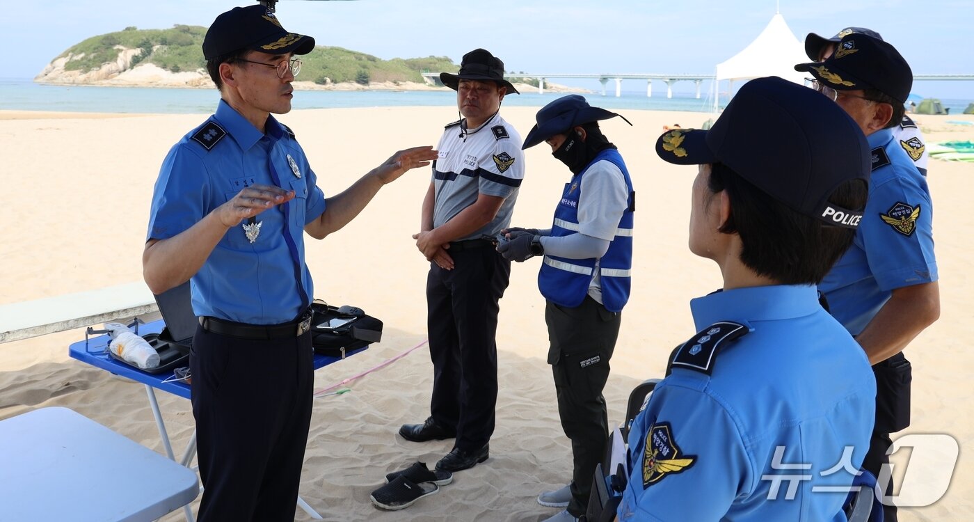 본문 이미지 - 김성종 동해지방해양경찰청장이 31일 최근 물놀이 사고가 잇따른 고성 송지호 해수욕장을 찾아 안전 점검 중이다.&#40;동해해경청 제공, 재판매 및 DB 금지&#41; 2025.7.31/뉴스1