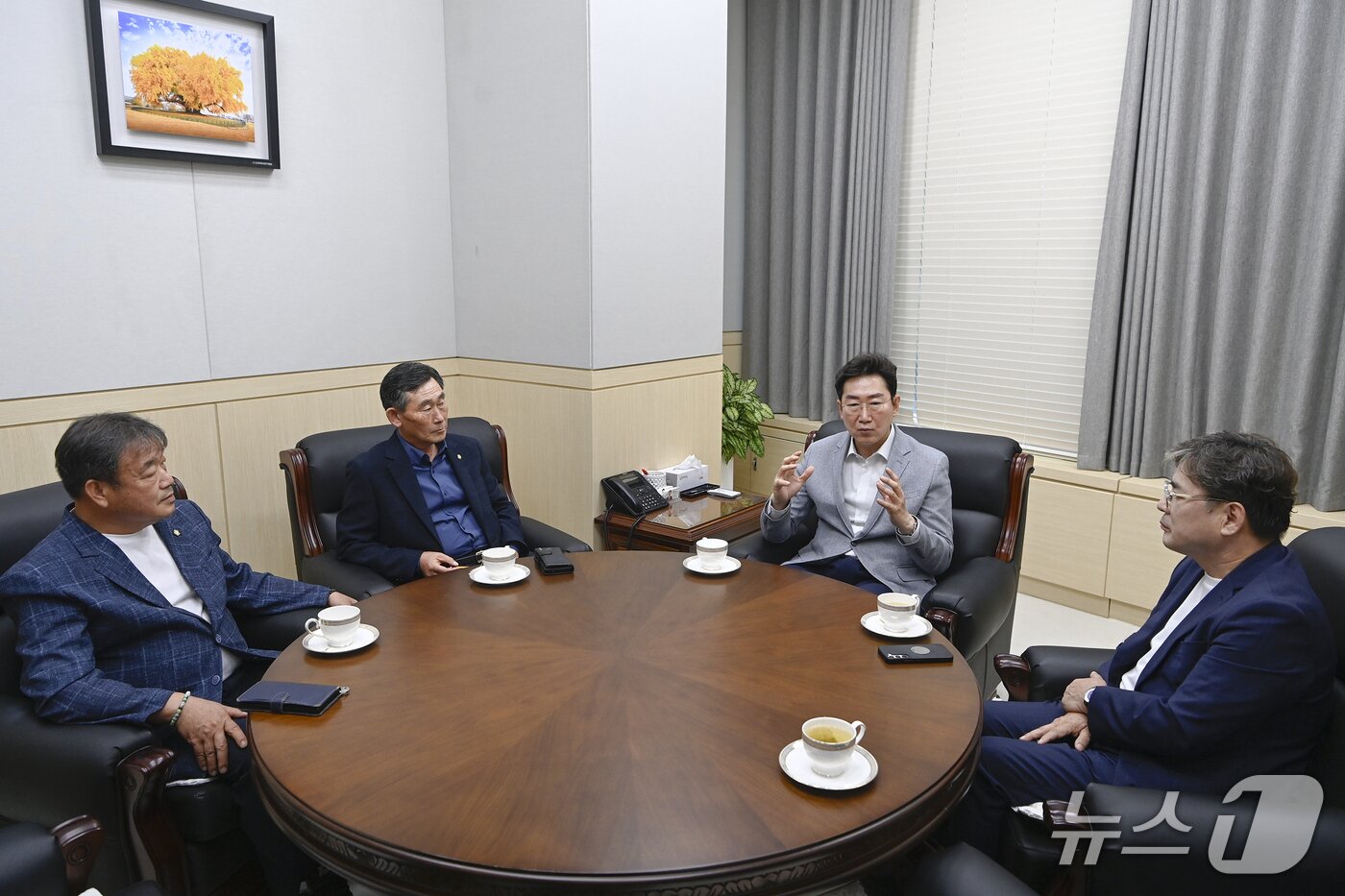 본문 이미지 - 원강수 강원 원주시장이 31일 시청 집무실에서 원주시의회의 각 정당, 교섭단체 관계자들과 옛 아카데미극장 철거방해 혐의 등을 받은 24명에 대한 선처 탄원과 관련해 의견을 나누고 있다. &#40;원주시 제공. 재판매 및 DB금지&#41; 2025.7.31/뉴스1