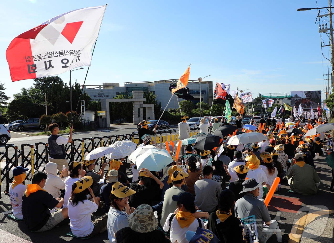 (제주=뉴스1) 오미란 기자 = 전국민주노동조합총연맹(민주노총) 산하 전국화학섬유식품산업노동조합 넥슨지회 네오플분회 조합원들이 31일 오후 제주시 노형동 네오플 본사 앞 도로에서 …