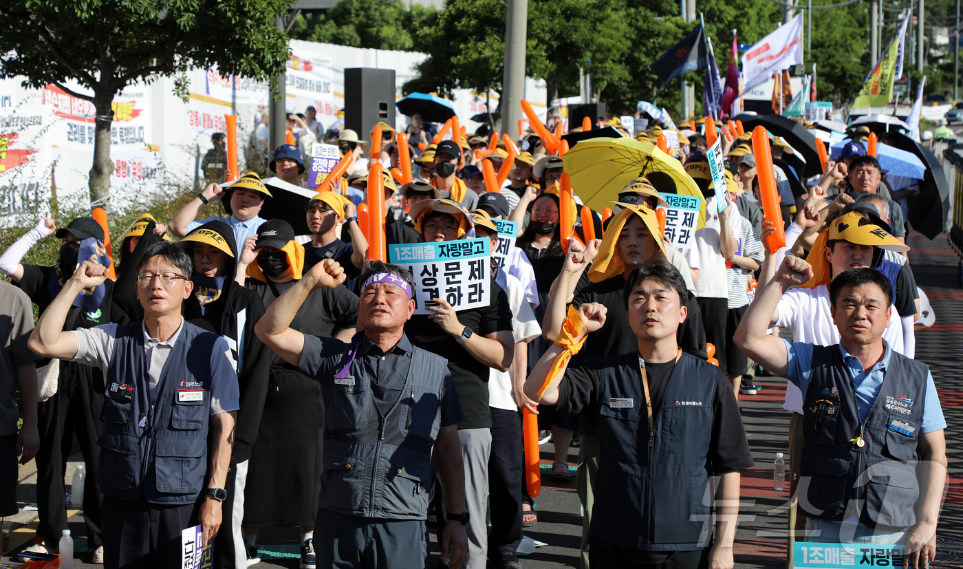 (제주=뉴스1) 오미란 기자 = 전국민주노동조합총연맹(민주노총) 산하 전국화학섬유식품산업노동조합 넥슨지회 네오플분회 조합원들이 31일 오후 제주시 노형동 네오플 본사 앞 도로에서 …