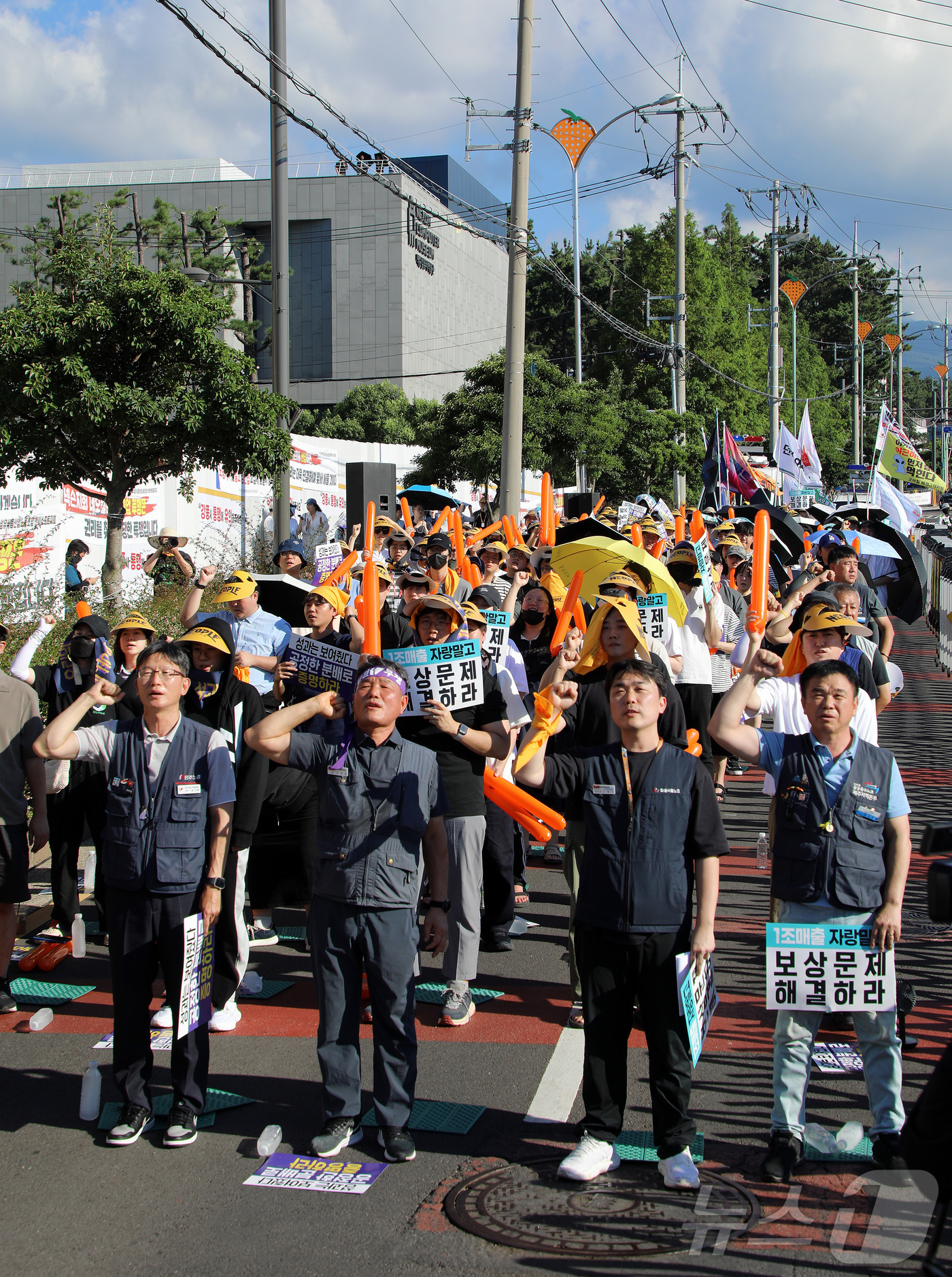 (제주=뉴스1) 오미란 기자 = 전국민주노동조합총연맹(민주노총) 산하 전국화학섬유식품산업노동조합 넥슨지회 네오플분회 조합원들이 31일 오후 제주시 노형동 네오플 본사 앞 도로에서 …