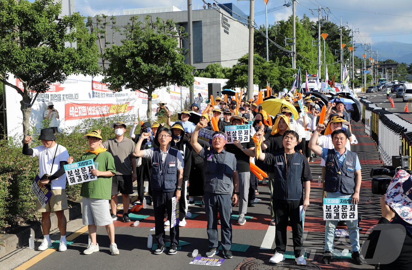(제주=뉴스1) 오미란 기자 = 전국민주노동조합총연맹(민주노총) 산하 전국화학섬유식품산업노동조합 넥슨지회 네오플분회 조합원들이 31일 오후 제주시 노형동 네오플 본사 앞 도로에서 …