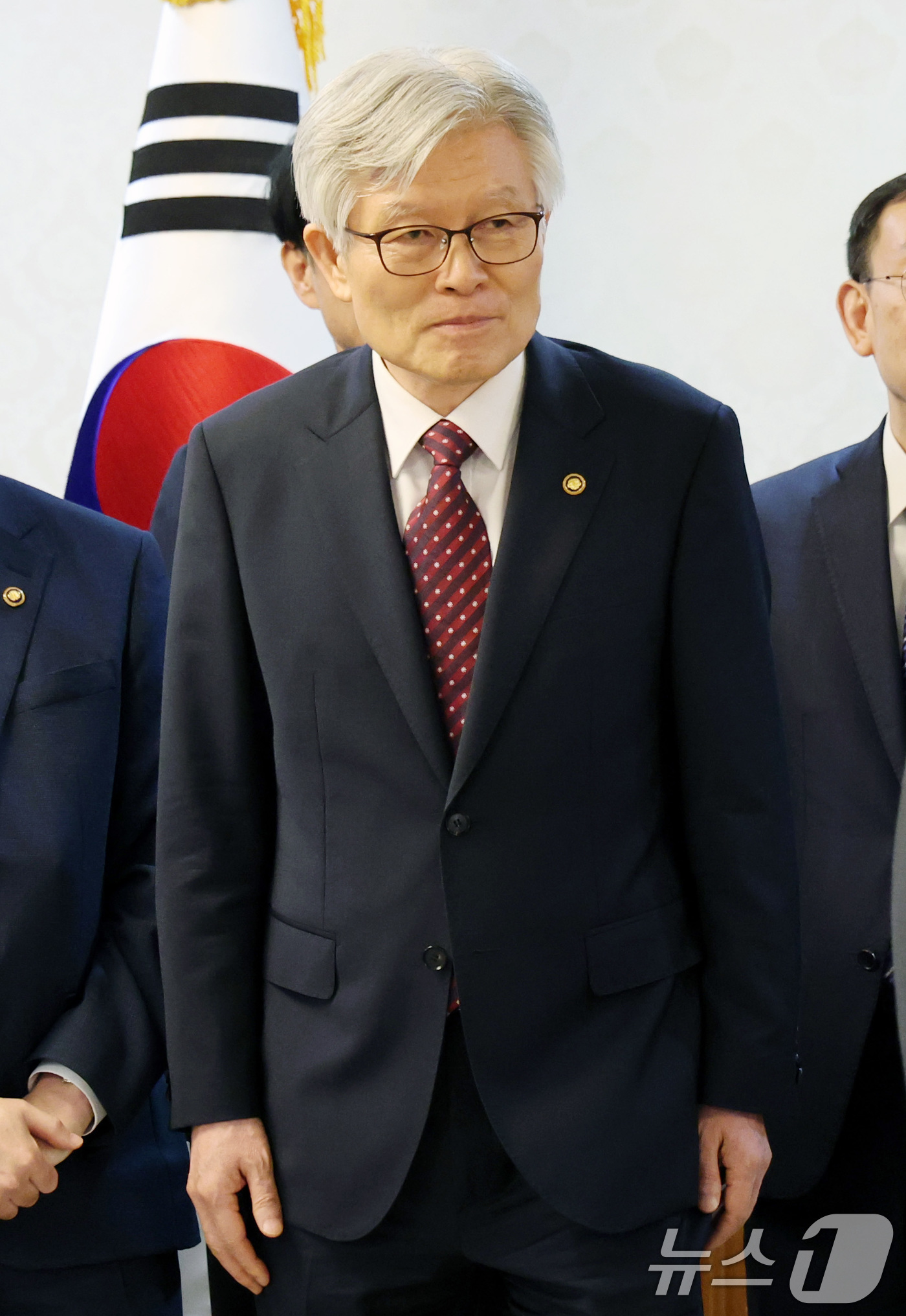 (서울=뉴스1) 임세영 기자 = 최동석 인사혁신처장이 31일 서울 종로구 정부서울청사에서 열린 차관급 임명장 수여식에서 임명장을 받고 이동하고 있다. 2025.7.31/뉴스1