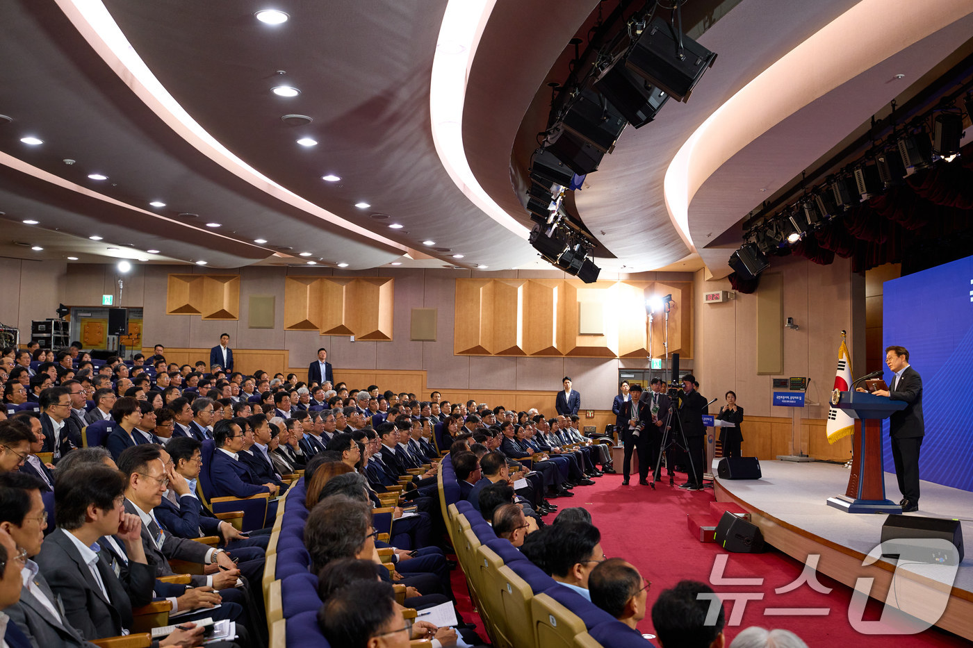 (서울=뉴스1) 이재명 기자 = 이재명 대통령이 31일 서울 종로구 정부서울청사에서 열린 '국민주권시대 공직자의 길' 고위공직자 워크숍에서 '국민주권 정부 국정운영 방향과 고위공직 …