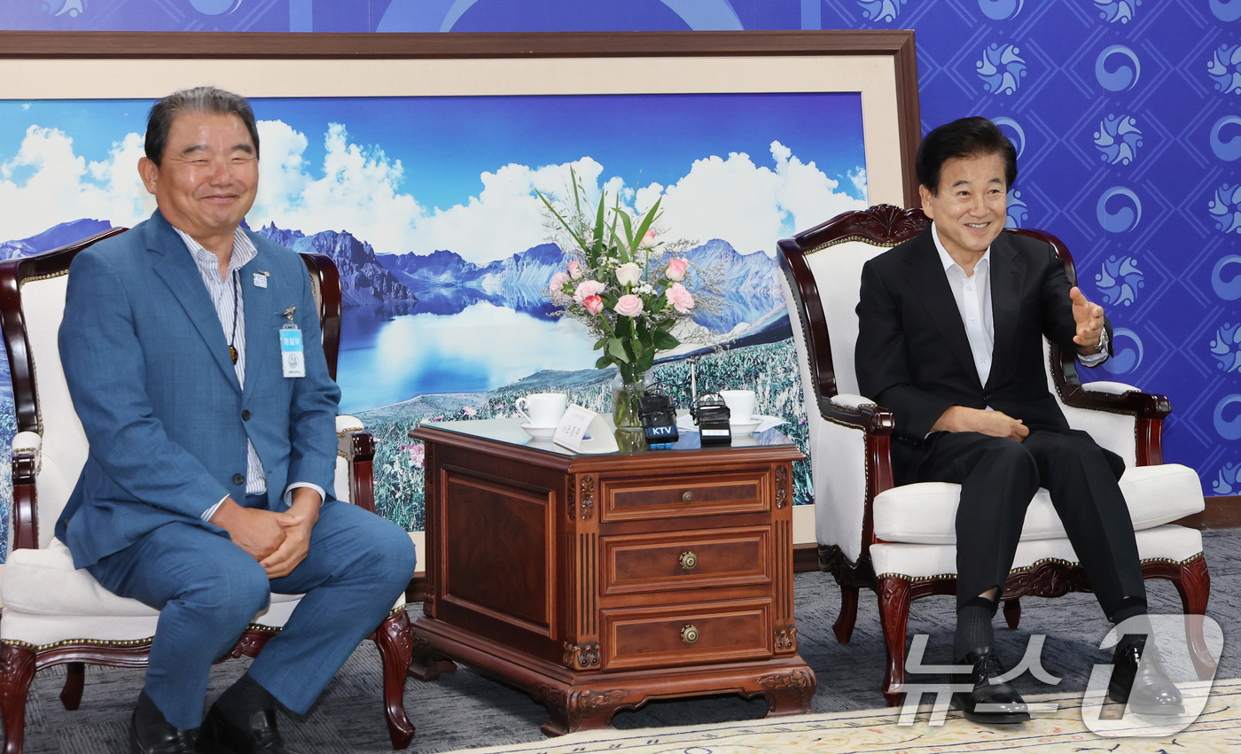 (서울=뉴스1) 임세영 기자 = 정동영 통일부 장관(오른쪽)이 31일 서울 종로구 정부서울청사에서 개성공단 기업협회 회장단과 면담을 하고 있다. 2025.7.31/뉴스1