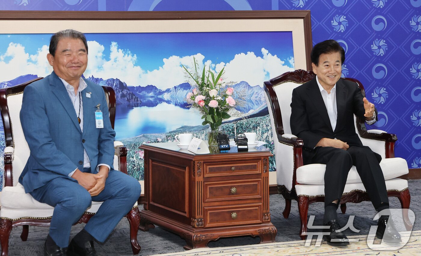 본문 이미지 - 정동영 통일부 장관&#40;오른쪽&#41;이 지난달 31일 서울 종로구 정부서울청사에서 개성공단 기업협회 회장단과 면담을 하고 있다. 2025.7.31/뉴스1 ⓒ News1 임세영 기자