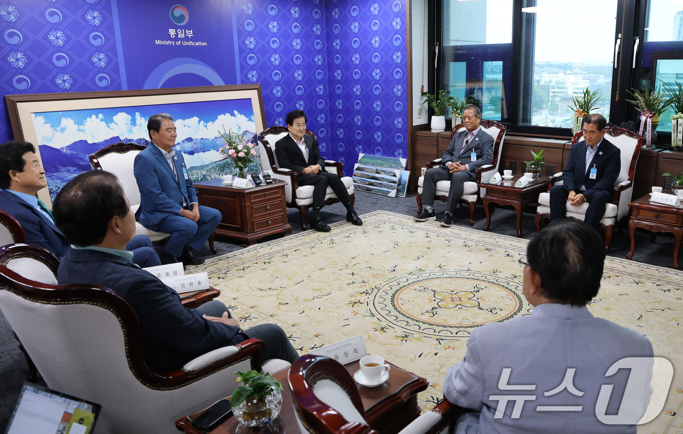 (서울=뉴스1) 임세영 기자 = 정동영 통일부 장관이 31일 서울 종로구 정부서울청사에서 개성공단 기업협회 회장단과 면담을 하고 있다. 2025.7.31/뉴스1