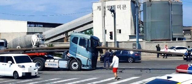 철제품 추레라 운전석 뚫고 들어갔지만…운전자 구사일생