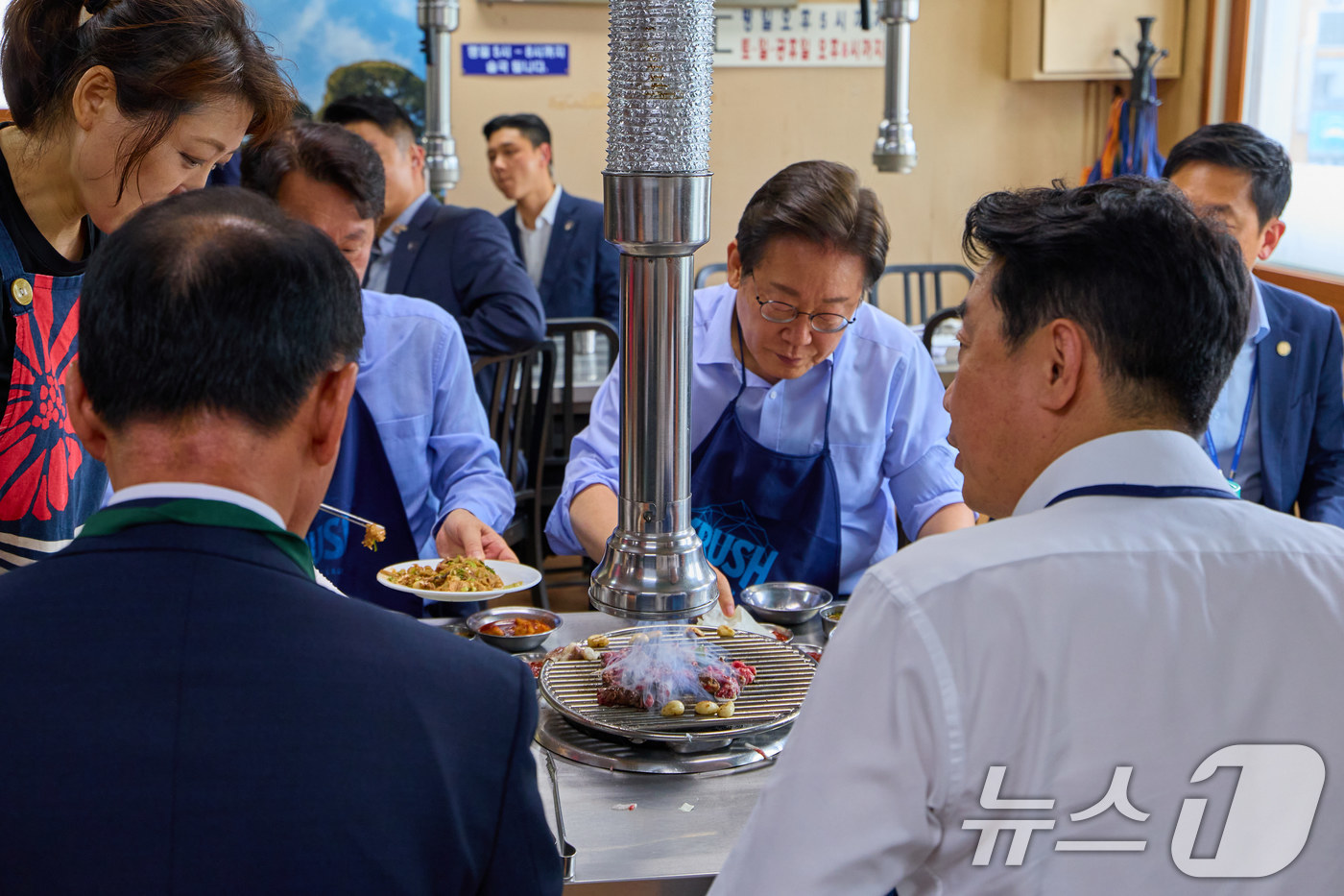 (서울=뉴스1) 이재명 기자 = 이재명 대통령이 31일 서울 용산 대통령실 인근 식당에서 강훈식 비서실장을 비롯한 참모진들과 점식식사를 하고 있다. (대통령실 제공. 재판매 및 D …