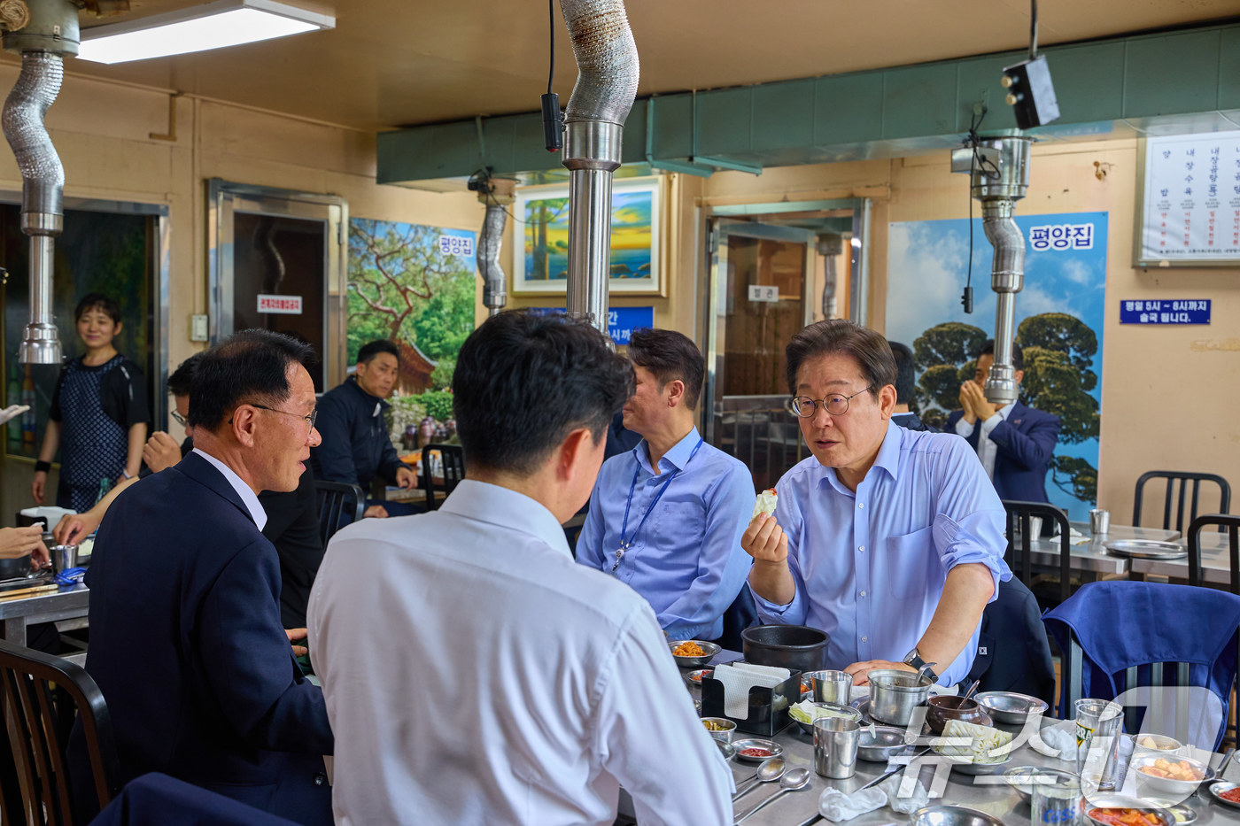 (서울=뉴스1) 이재명 기자 = 이재명 대통령이 31일 서울 용산 대통령실 인근 식당에서 강훈식 비서실장을 비롯한 참모진들과 점식식사를 하고 있다. (대통령실 제공. 재판매 및 D …