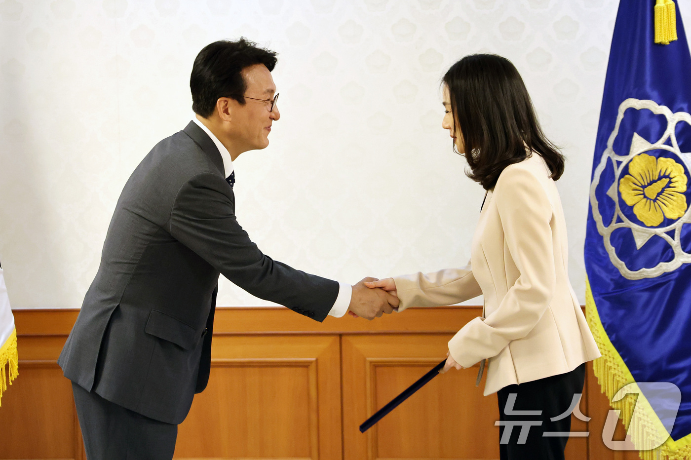 (서울=뉴스1) 임세영 기자 = 김민석 국무총리가 31일 서울 종로구 정부서울청사에서 열린 차관급 임명장 수여식에서 김진아 외교부 2차관에게 임명장을 수여하고 있다. 2025.7. …