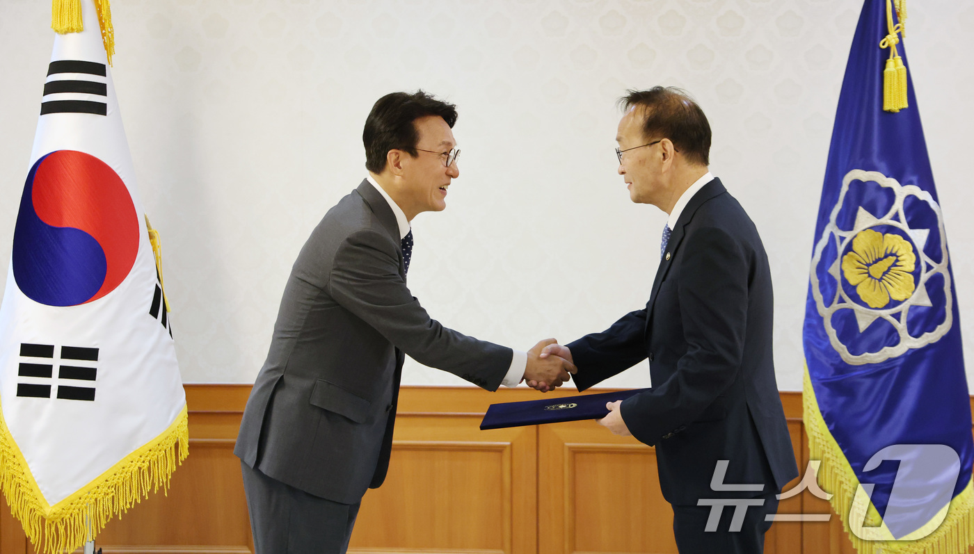 (서울=뉴스1) 임세영 기자 = 김민석 국무총리가 31일 서울 종로구 정부서울청사에서 열린 차관급 임명장 수여식에서 김남중 통일부 차관에게 임명장을 수여하고 있다. 2025.7.3 …