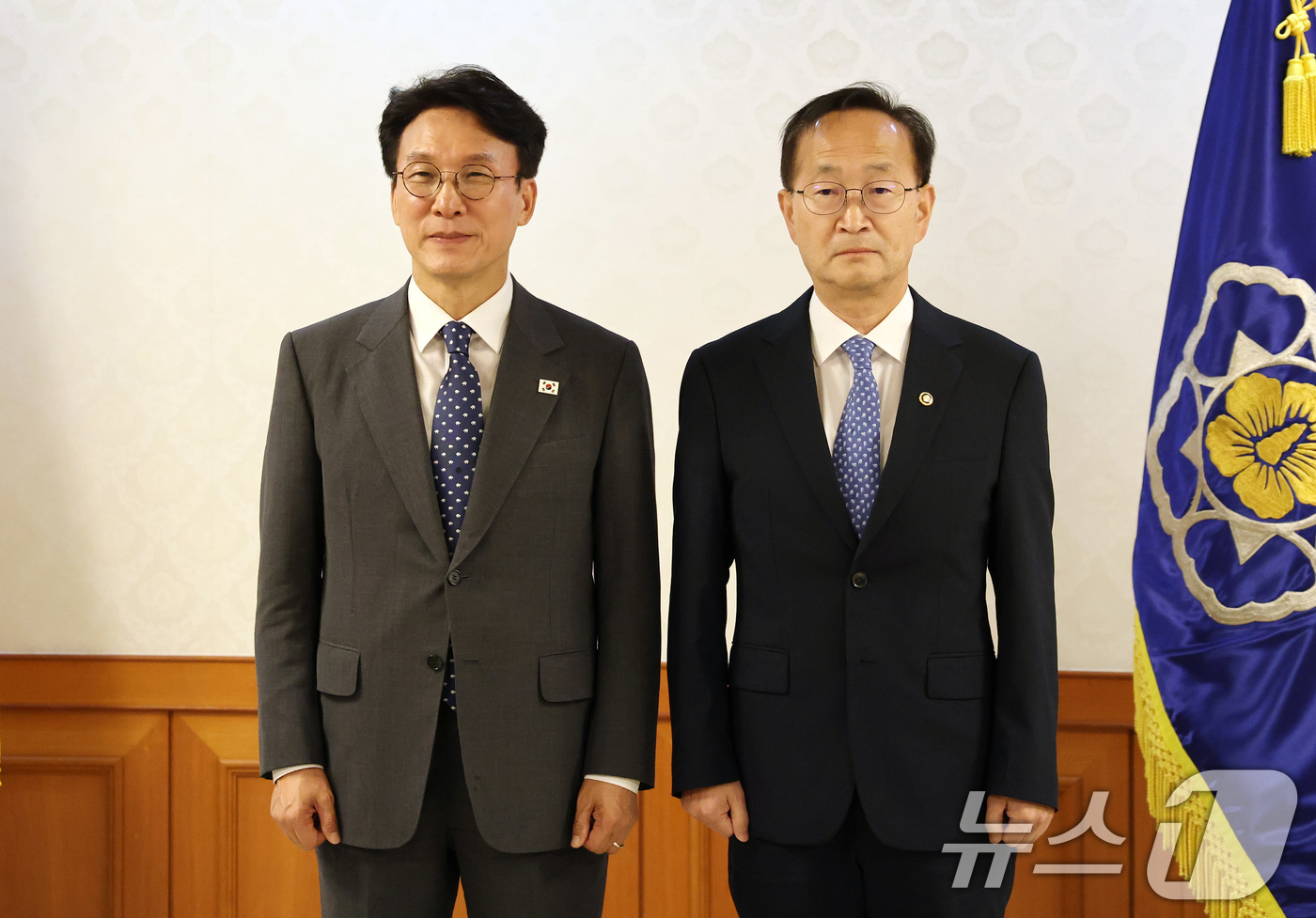 (서울=뉴스1) 임세영 기자 = 김민석 국무총리가 31일 서울 종로구 정부서울청사에서 열린 차관급 임명장 수여식에서 김남중 통일부 차관에게 임명장을 수여하고 있다. 2025.7.3 …