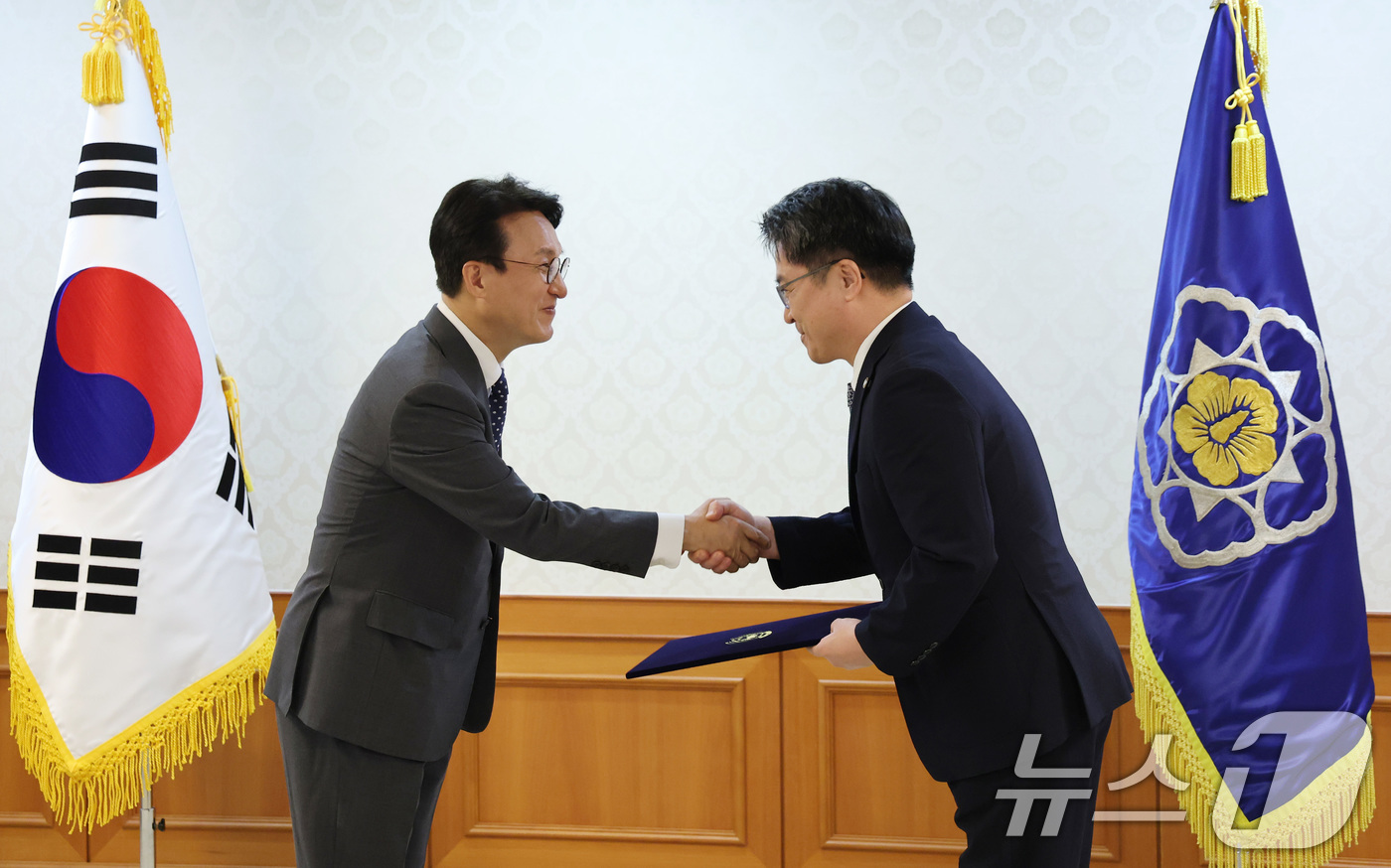 (서울=뉴스1) 임세영 기자 = 김민석 국무총리가 31일 서울 종로구 정부서울청사에서 열린 차관급 임명장 수여식에서 문신학 산업통상자원부 제1차관에게 임명장을 수여하고 있다. 20 …