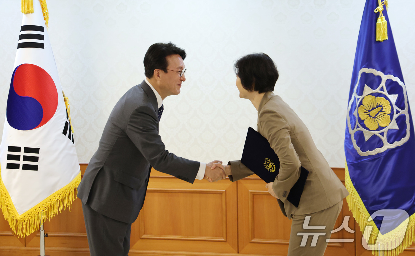 (서울=뉴스1) 임세영 기자 = 김민석 국무총리가 31일 서울 종로구 정부서울청사에서 열린 차관급 임명장 수여식에서 이스란 보건복지부 1차관에게 임명장을 수여하고 있다. 2025. …